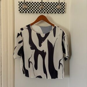 Black & White Abstract Print Pleated Short Sleeve Top